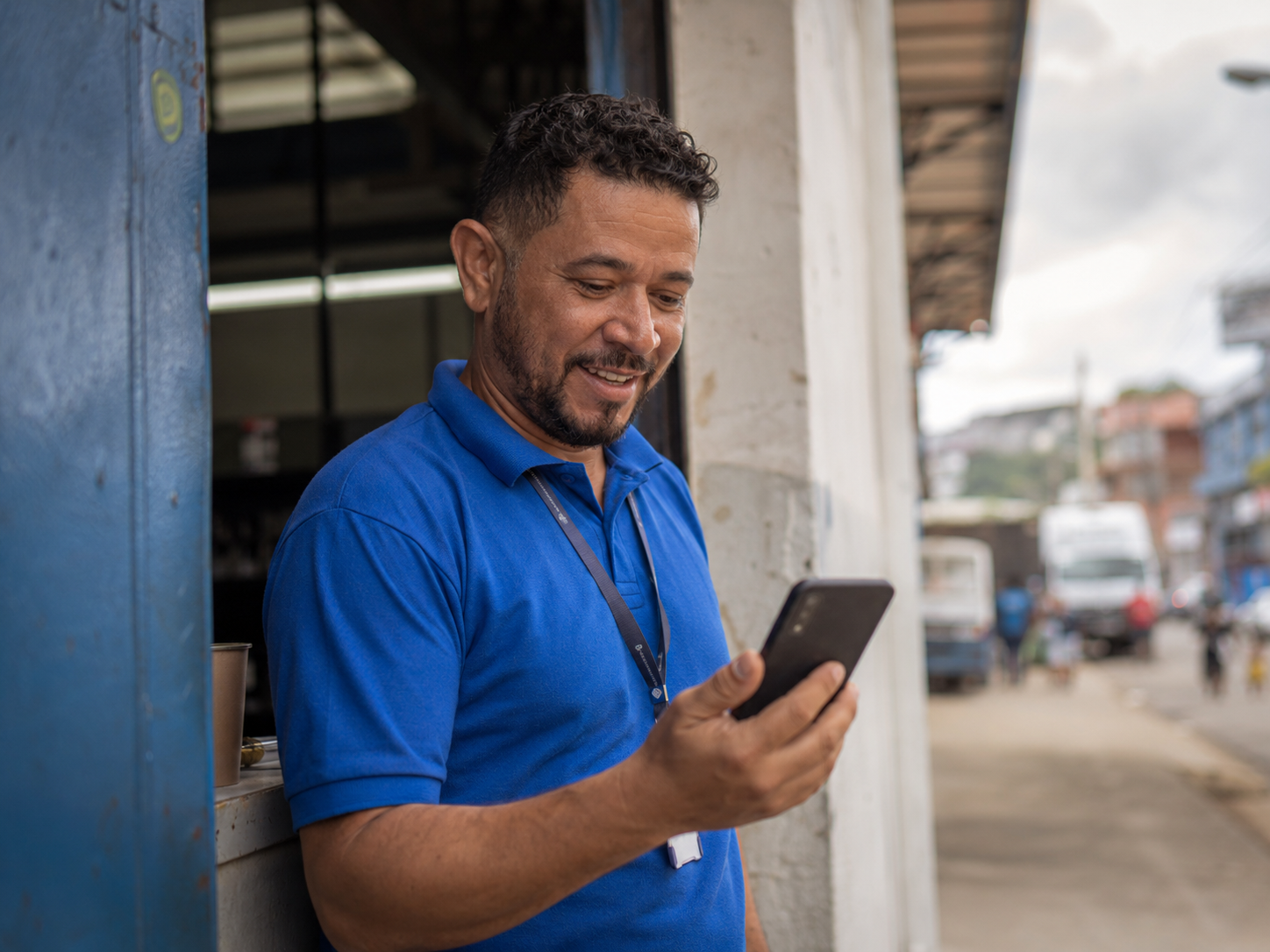 Trabalhador consultando saldo FGTS no celular